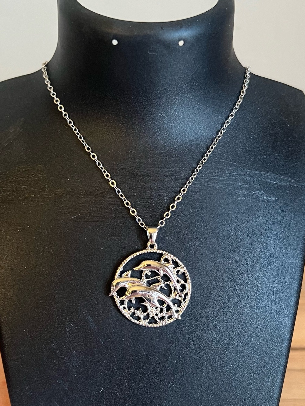 New-Silver Tone Dolphin Circle Pendant Necklace - Women's Jewelry
